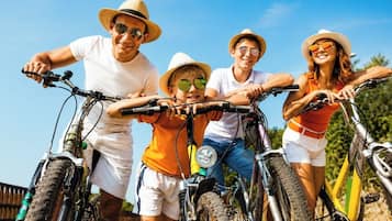 Um grupo de pessoas em bicicletas, sugerindo atividades ao ar livre.