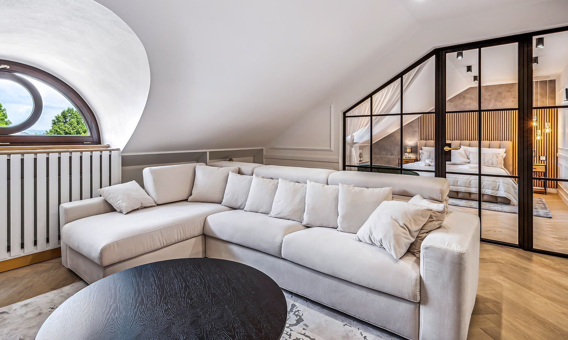 Deluxe Apartment, City View | Living area