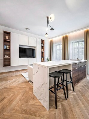 Romantic Apartment, Mountain View | Private kitchen | Full-sized fridge, microwave, oven, stovetop - Beňovský Apartments (Poprad)