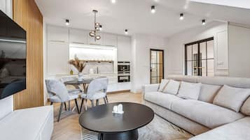 Deluxe Apartment, City View | Living area