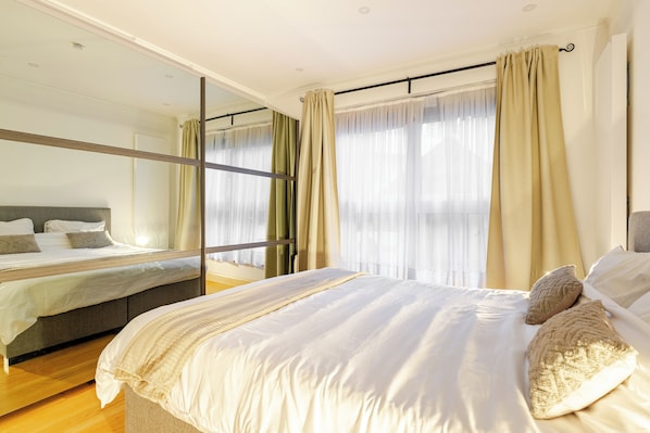 Tabla de planchar con plancha, wifi, ropa de cama