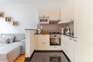 Microondas, horno, placa de cocina y lavavajillas