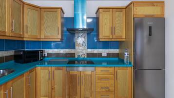 Réfrigérateur, micro-ondes, plaque de cuisson, cafetiÚre/bouilloire