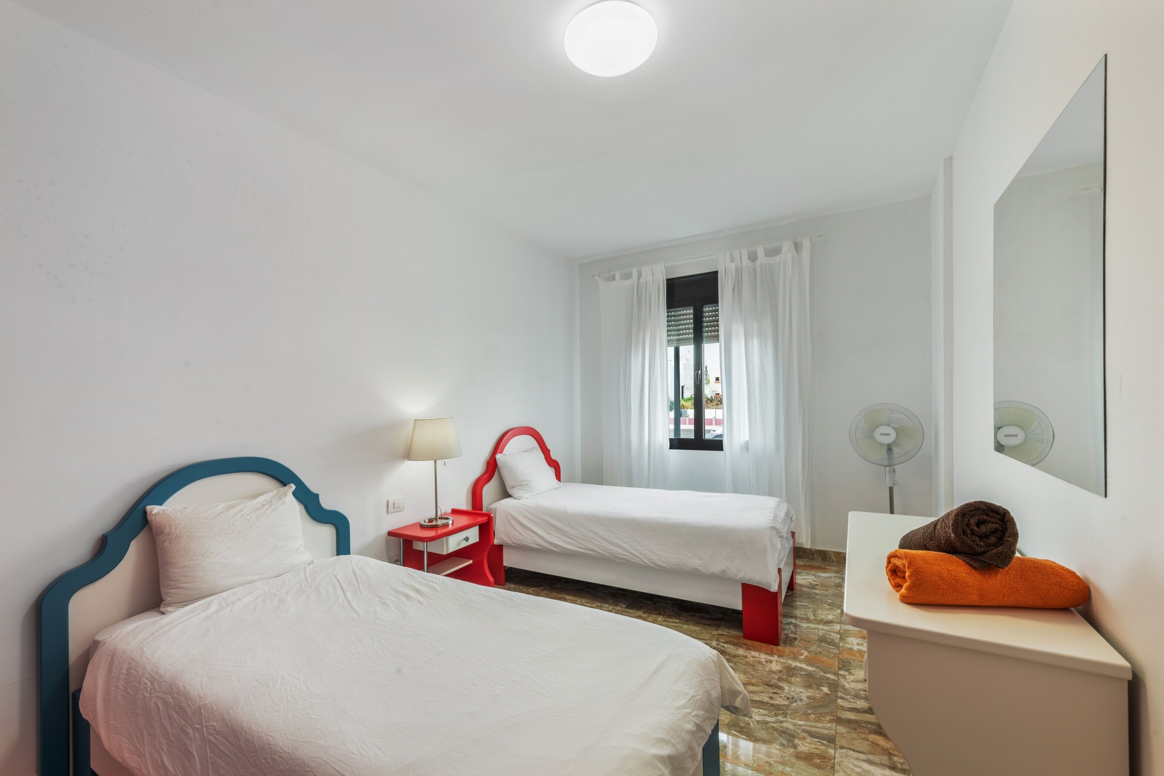 2 chambres, fer et planche à repasser, Wi-Fi, draps fournis