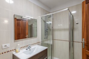 Dusche, Haartrockner, Handtücher