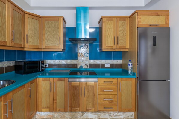 Kjøleskap, mikrobølgeovn, kokeplater og kaffetrakter/tekoker