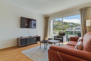 Comfort appartement, balkon, uitzicht op bergen | Woonruimte | Een 45-inch flatscreentelevisie met kabelzenders