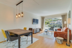 Comfort appartement, balkon, uitzicht op bergen | Woonruimte | Een 45-inch flatscreentelevisie met kabelzenders