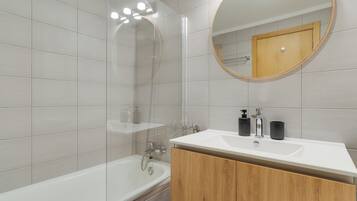 Comfort appartement, balkon, uitzicht op bergen | Badkamer