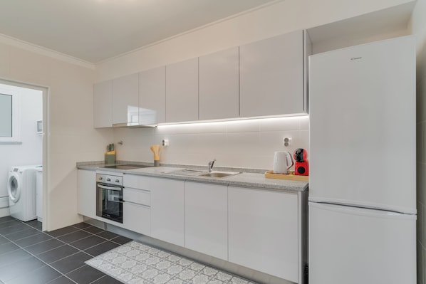 Comfort appartement, balkon, uitzicht op bergen | Privékeuken | Een espressoapparaat, een waterkoker, een kinderstoel