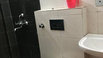 Deluxe Room | Bathroom