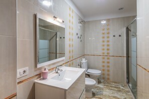 Chuveiro, secador de cabelo, toalhas de banho 