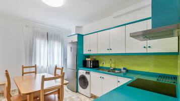 Kjøleskap, mikrobølgeovn, kokeplater og kaffetrakter/tekoker