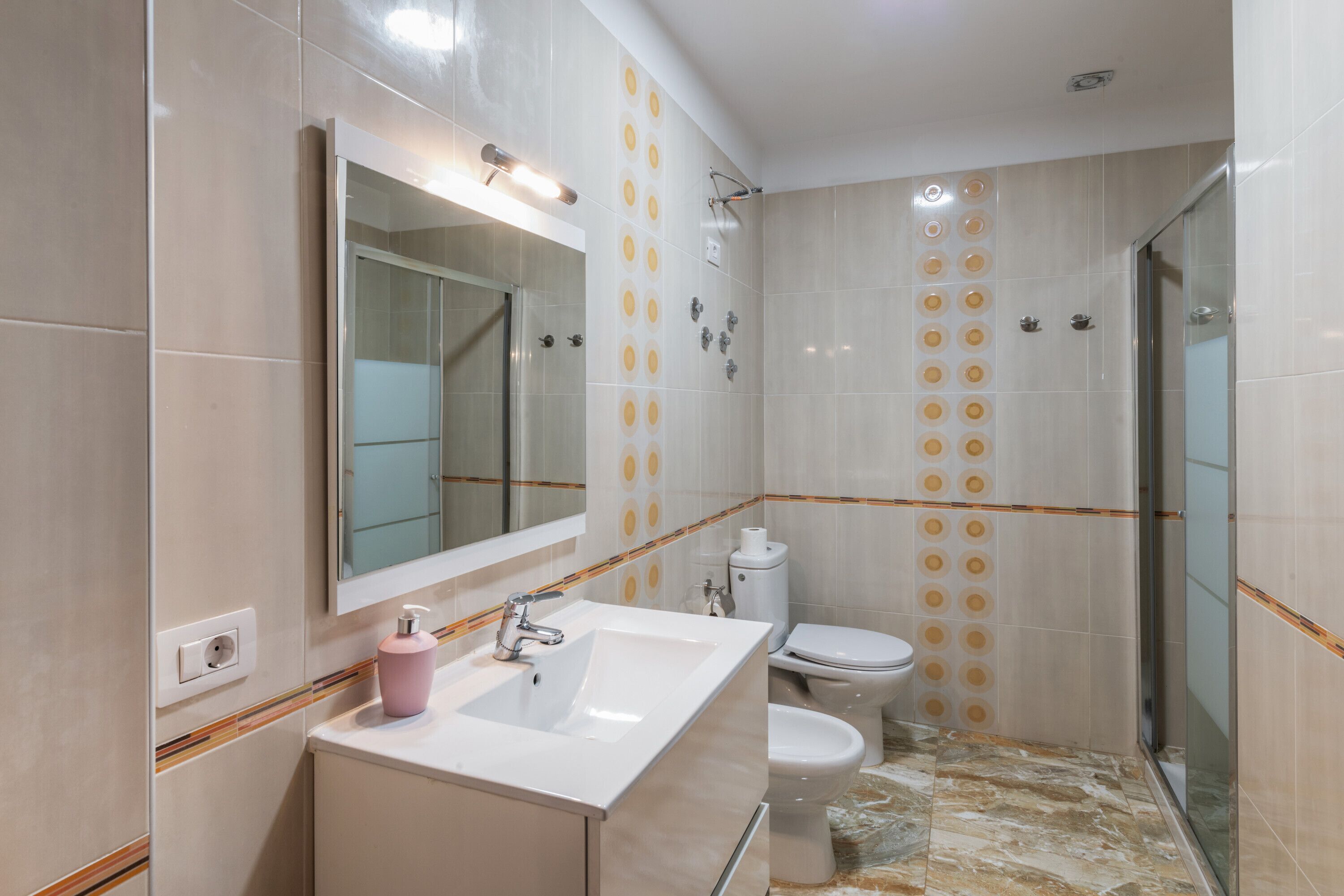 Chuveiro, secador de cabelo, toalhas de banho 