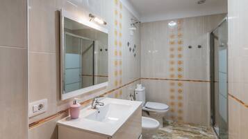 Chuveiro, secador de cabelo, toalhas de banho