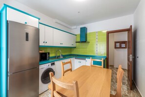 Réfrigérateur, micro-ondes, plaque de cuisson, cafetiÚre/bouilloire
