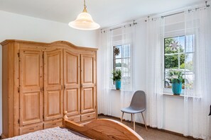 1 bedroom, bed sheets, wheelchair access