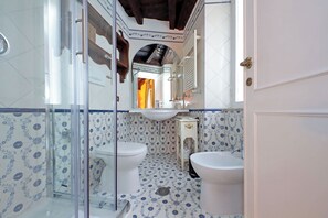 Shower, hair dryer, bidet, towels