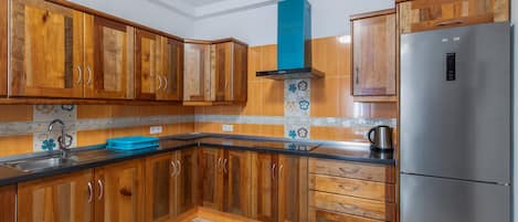 Réfrigérateur, four à micro-ondes, surface de cuisson, cafetiÚre-théiÚre