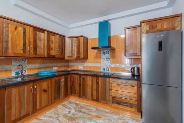 Fridge, microwave, stovetop, coffee/tea maker