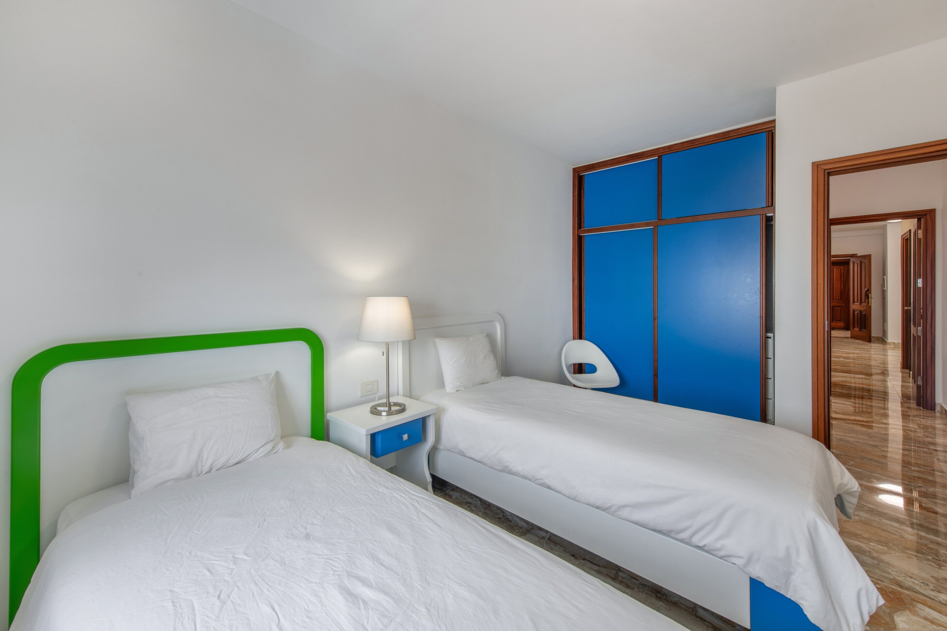 7 habitaciones, tabla de planchar con plancha, wifi y ropa de cama 