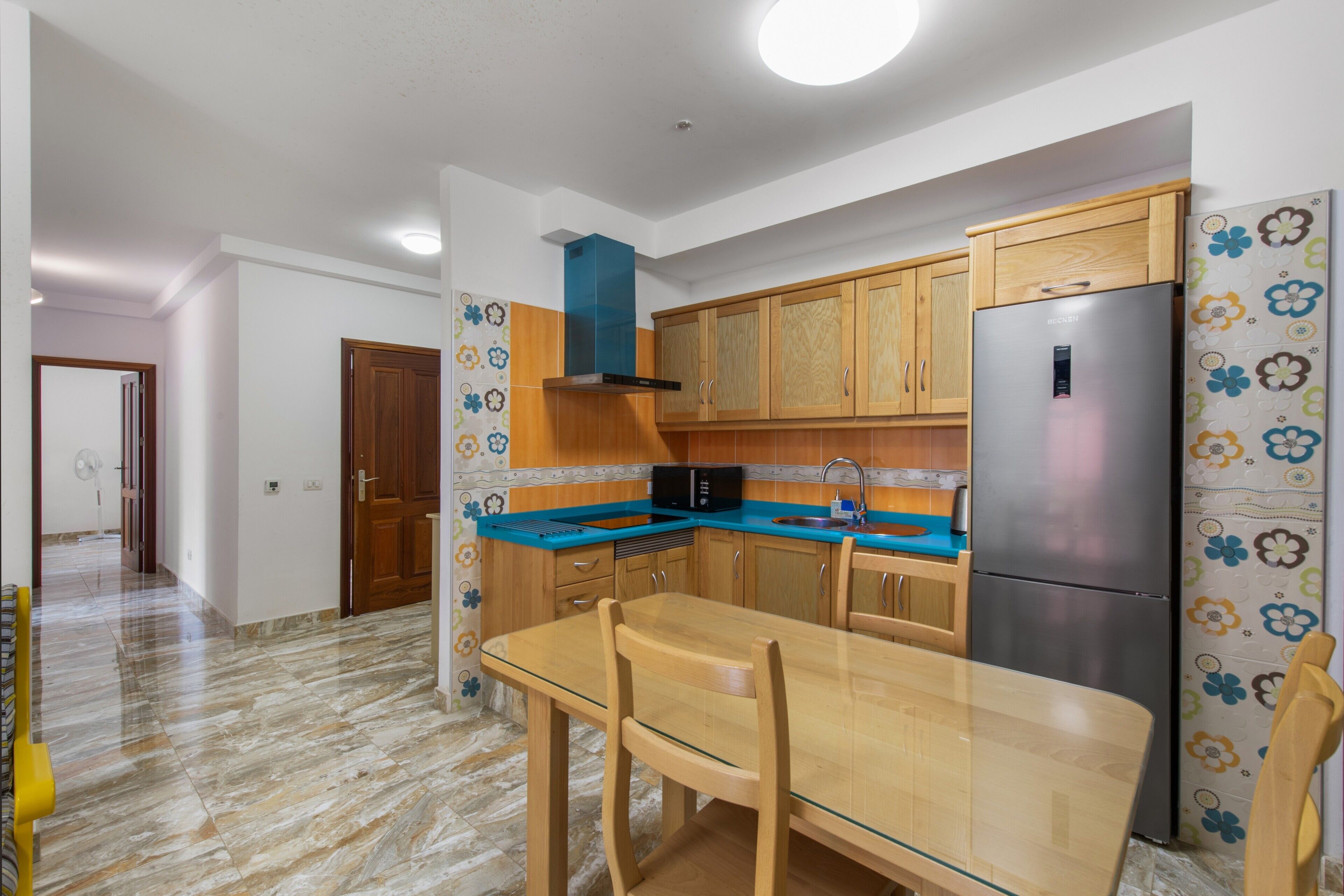 冷蔵庫、電子レンジ、コンロ、コーヒー / ティーメーカー