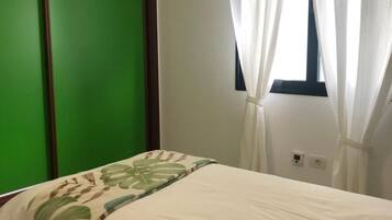 2 bedrooms, iron/ironing board, bed sheets