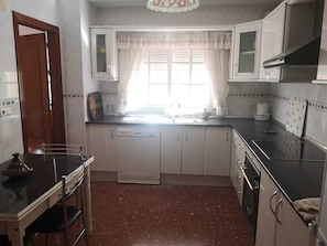 Frigorifero, forno, piano cottura, macchina per tè/caffè