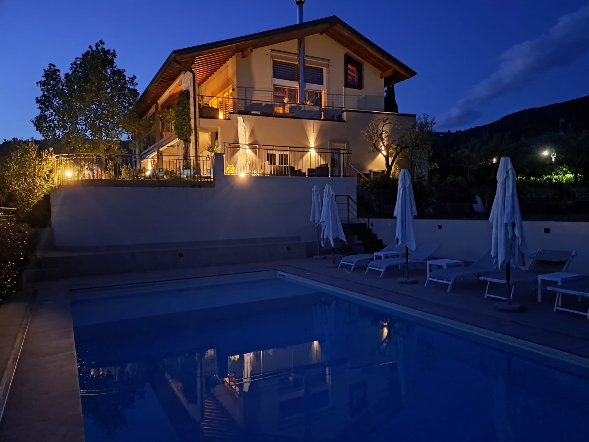 季節性室外泳池；泳池傘、躺椅