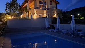 A two-story building with a swimming pool and lounge chairs. - Villa dell'Olivo Bianco (Castion Veronese)