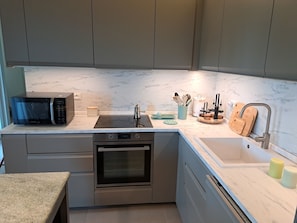 Superior Villa, Patio, Partial Lake View | Private kitchen
