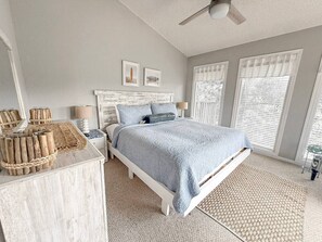 2 soverom, skrivebord, strykejern/-brett og reiseseng for barn