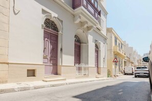 Exterior detail - Bright and stylish 2-bedroom apartment in the heart of Mellieħa. Enjoy a charming louvered balcony, sunlit windows, and modern interiors with natural touches. Perfect for a relaxing stay.Bright and stylish 2-bedroom apartment in the heart of (Il-Mellieħa)