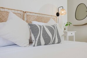 2 bedrooms, iron/ironing board, free WiFi, bed sheets - Bright and stylish 2-bedroom apartment in the heart of Mellieħa. Enjoy a charming louvered balcony, sunlit windows, and modern interiors with natural touches. Perfect for a relaxing stay.Bright and stylish 2-bedroom apartment in the heart of (Il-Mellieħa)