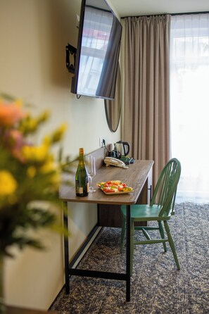 Habitación doble Confort, 2 camas individuales | Escritorio y espacio para trabajar con laptop