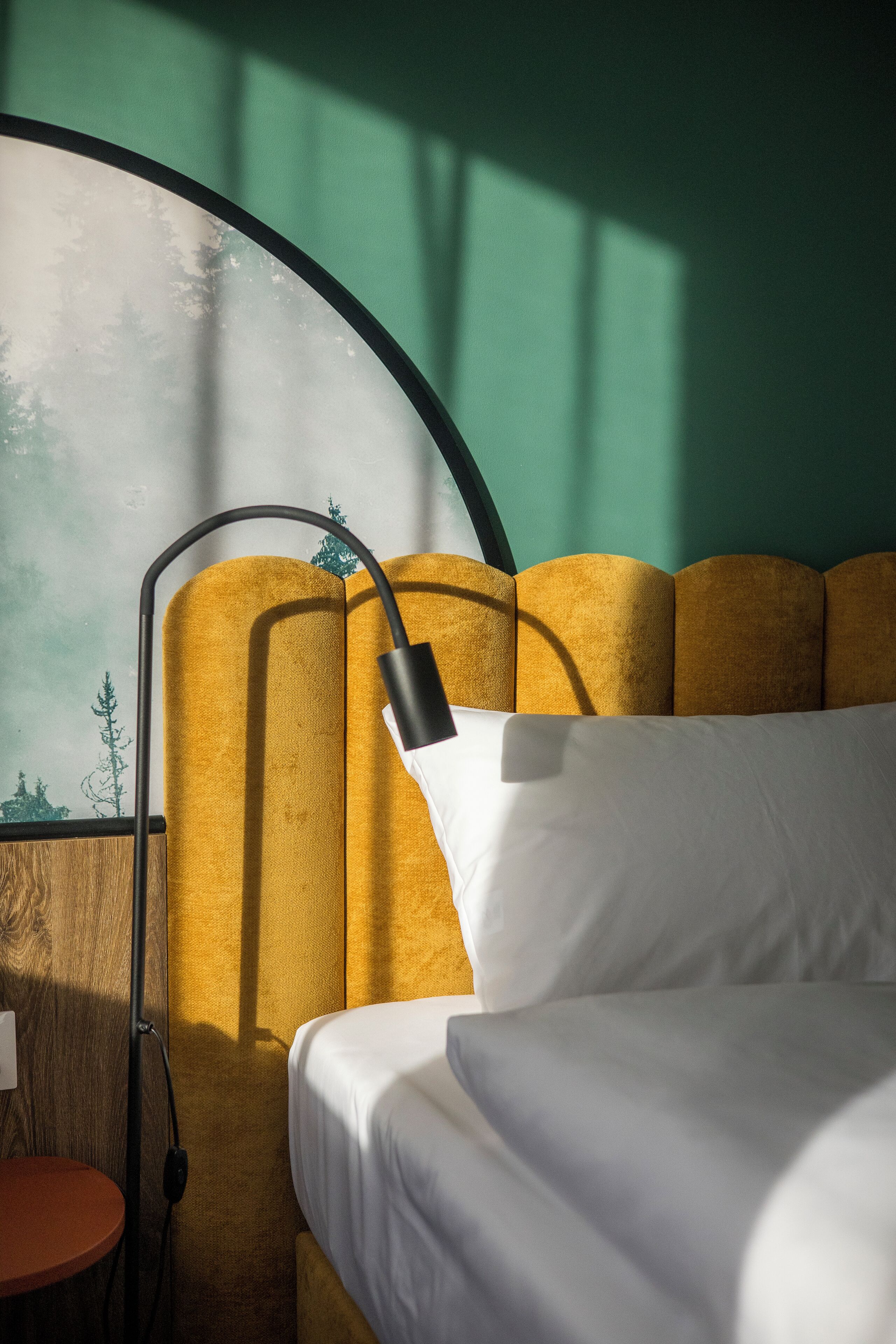 Escritorio y espacio para trabajar con laptop 