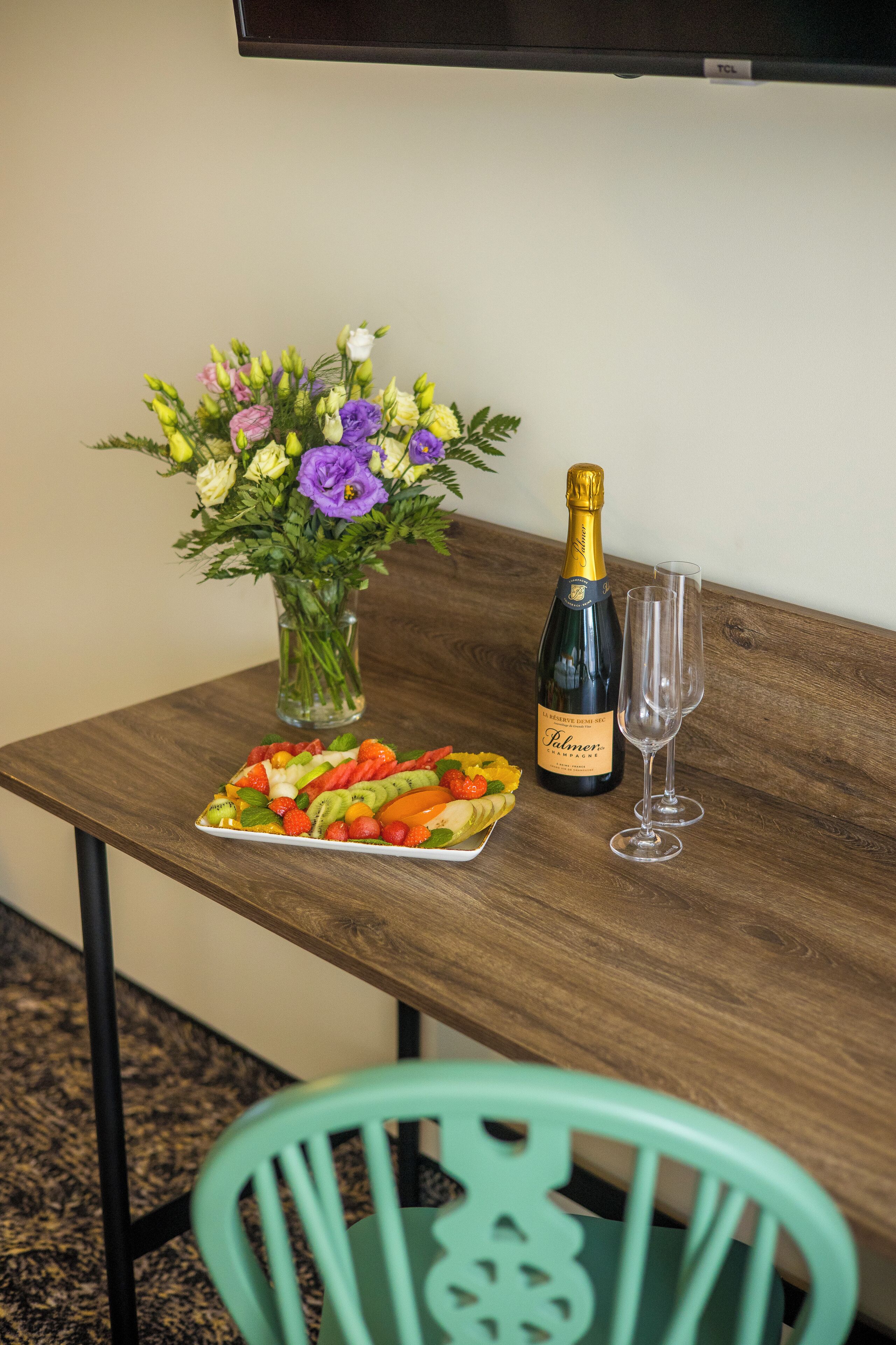 Escritorio y espacio para trabajar con laptop 