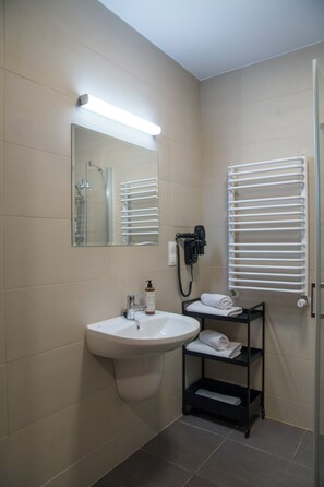 Comfort Double Room, 2 Twin Beds | Bathroom | Hair dryer, bathrobes, towels, soap - Santa Christina (Świeradów-Zdrój)