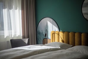 Habitación cuádruple Confort, balcón, vistas a la montaña | Escritorio y espacio para trabajar con un portátil