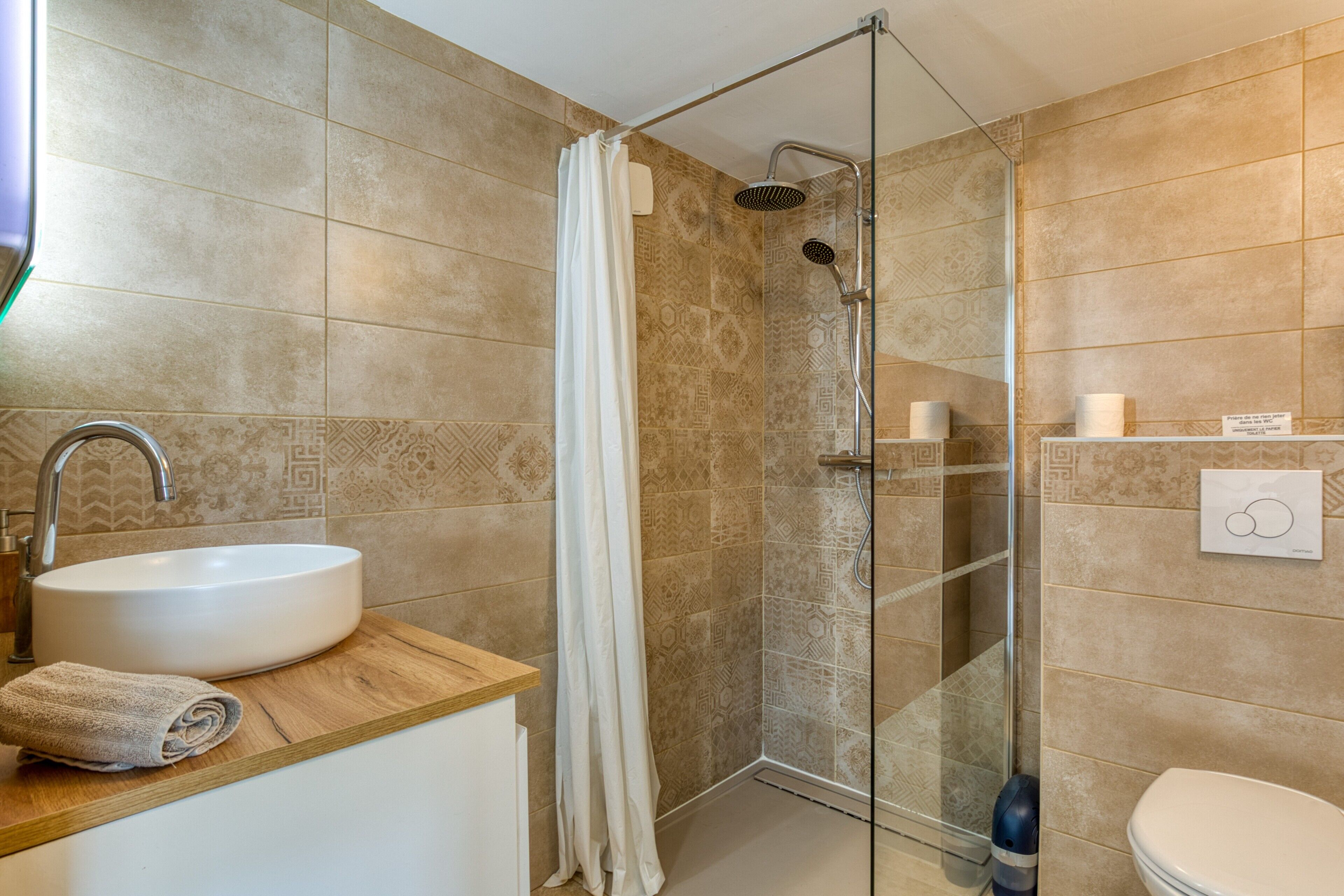 Douche, articles de toilette gratuits, sèche-cheveux