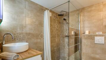 Douche, articles de toilette gratuits, sèche-cheveux