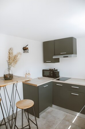 Køleskab, mikrobølgeovn, ovn, kogeplade