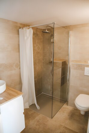 Regadera, amenidades de baño gratuitas, secadora de cabello, toallas 