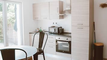 Refrigerador, microondas, horno, placa de cocina
