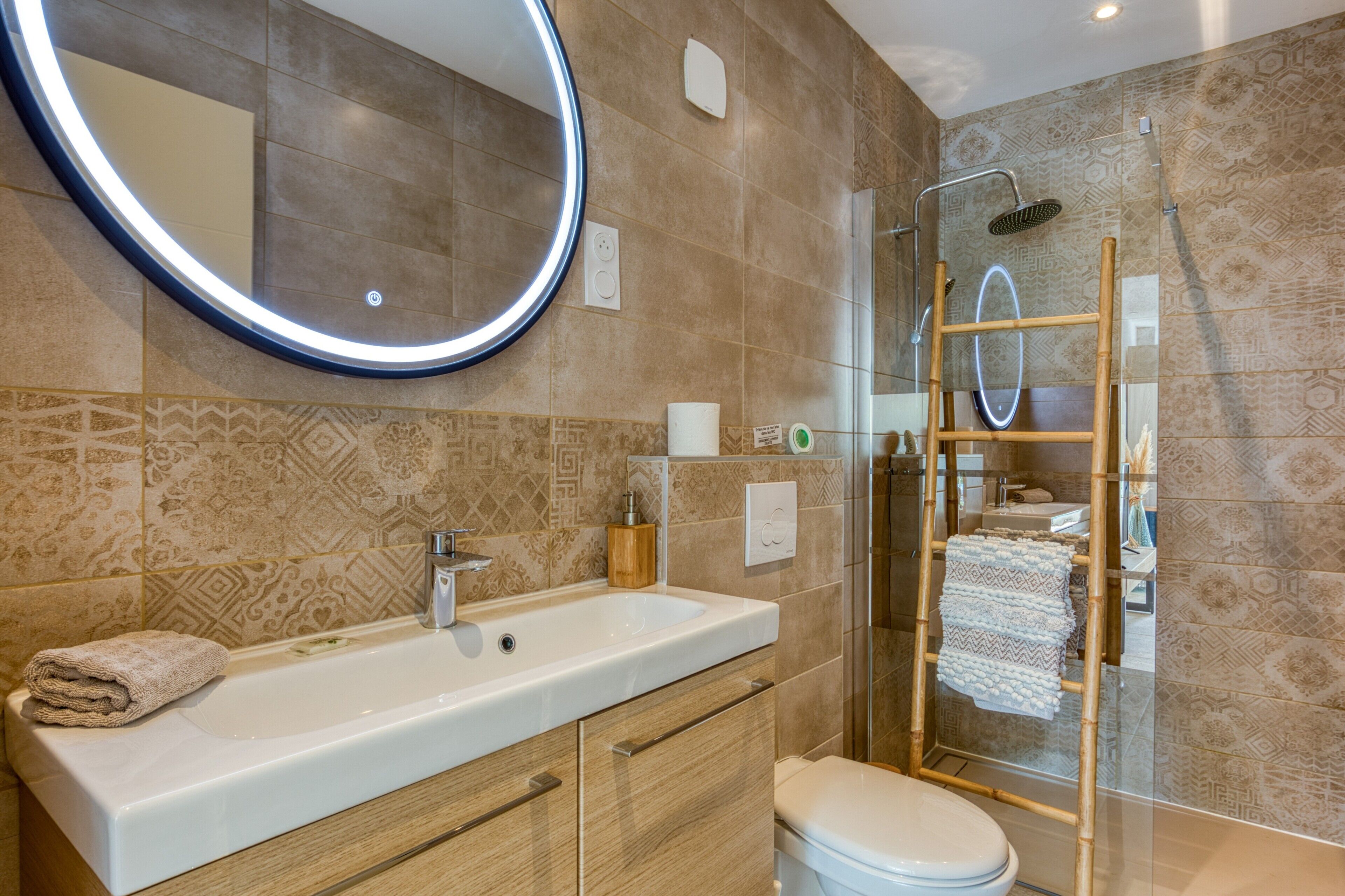Douche, serviettes fournies