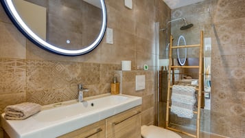 Douche, serviettes fournies