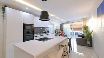 Réfrigérateur, micro-ondes, four, plaque de cuisson