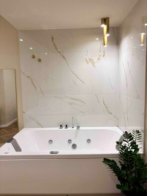 Dusch, hårtork, bidé och handdukar