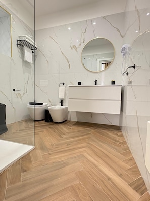 Douche, sèche-cheveux, bidet, serviettes fournies