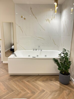 Douche, sèche-cheveux, bidet, serviettes fournies